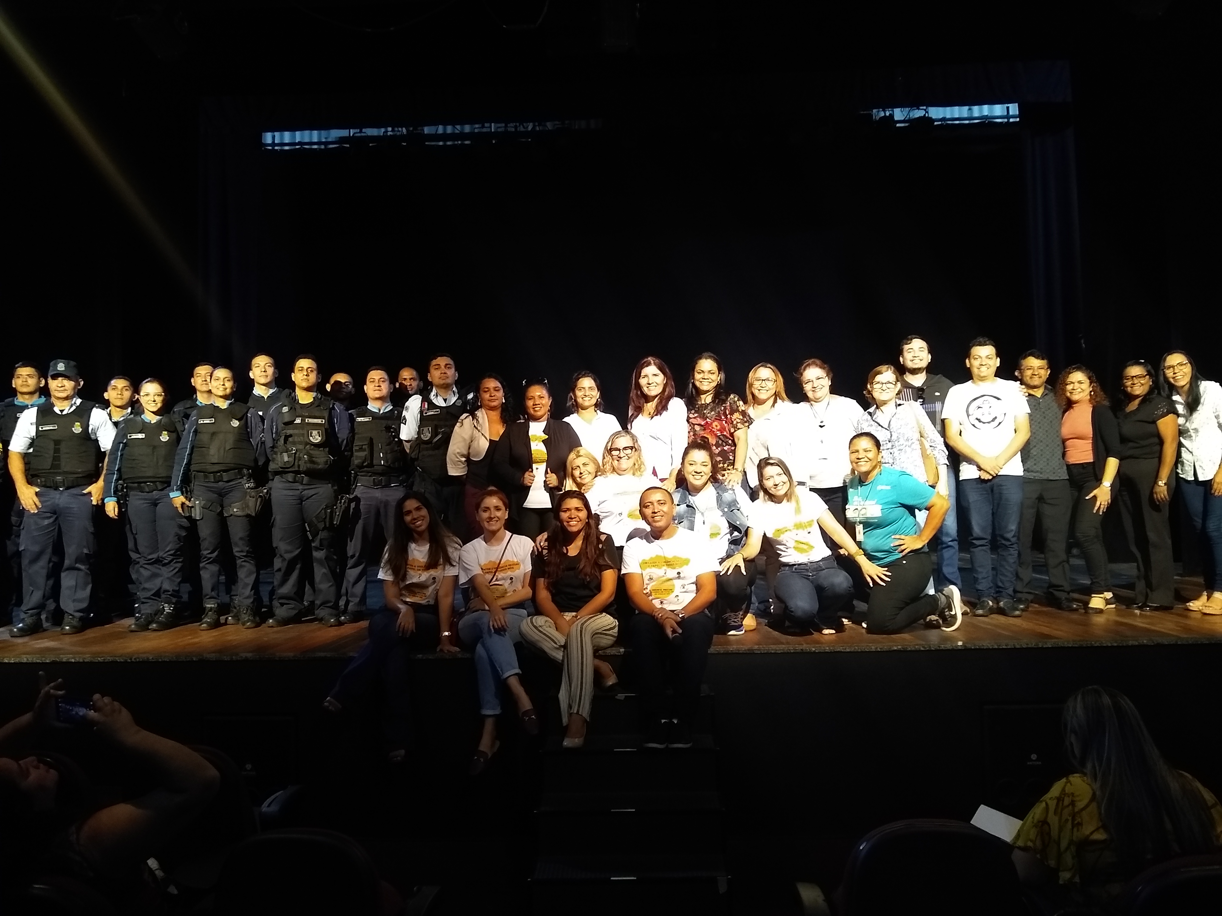 várias pessoas posando para a foto em cima de palco